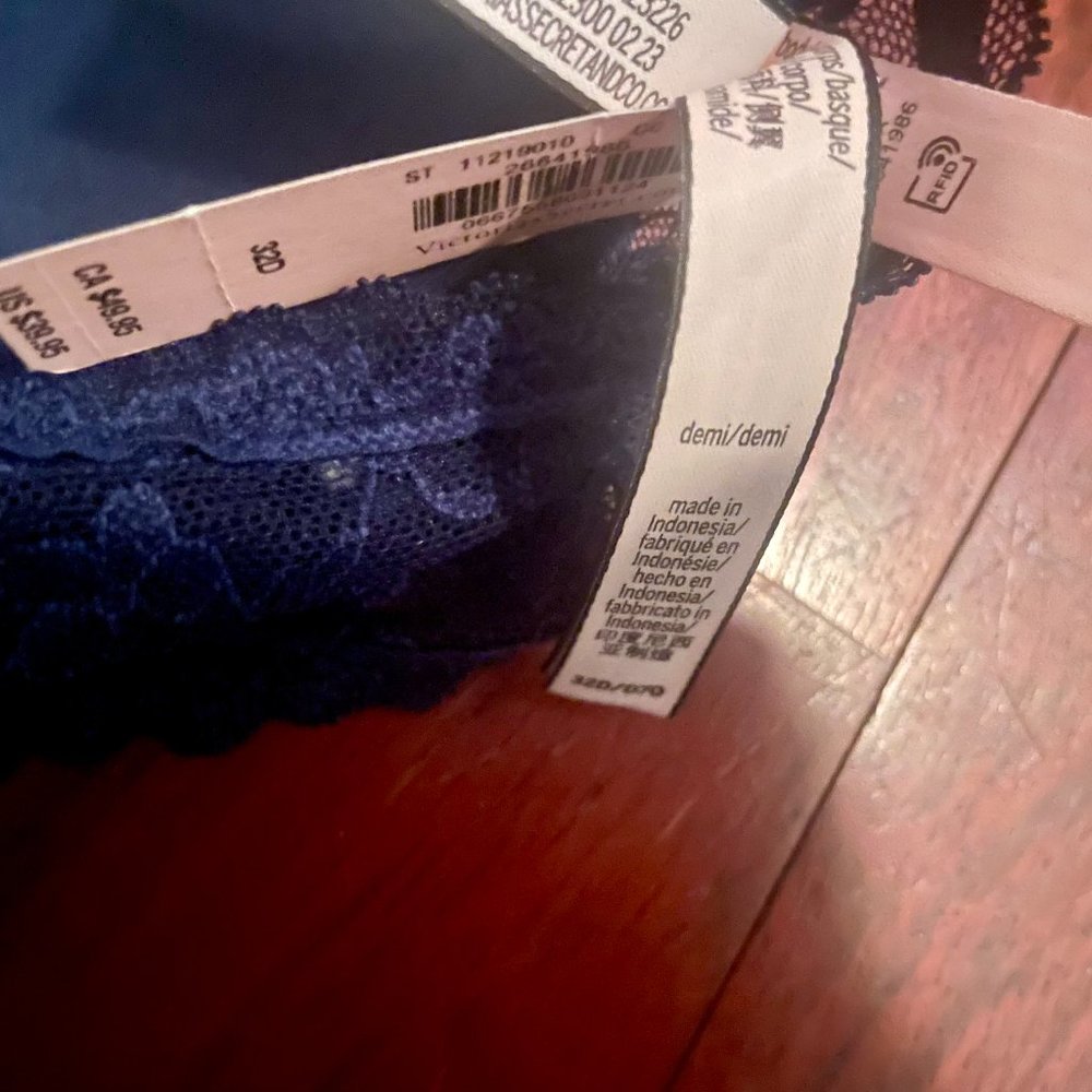Victoria's Secret Demi Bra NWT - Picture 2 of 2
